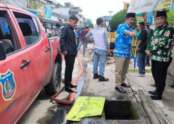 Wujudkan Kota Kuala Tungkal Bebas Genangan, Bupati Anwar Sadat Pantau Langsung Pembersihan Drainase
