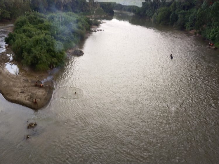 Air Sungai Merangin Surut dan Jernih, Anak-Anak Bermain. Sungai Batang Masumai Masih Keruh