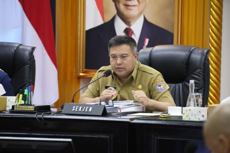 Sekjen Kemendagri Tekankan Pemda Antisipasi Kenaikan Harga Bahan Pokok dan Dukung Program Tiga Juta Rumah