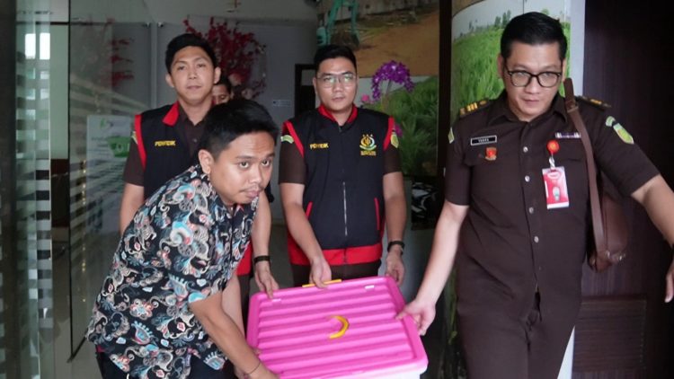 Kejaksaan Tinggi Sumsel Lakukan Penggeledahan di 4 Lokasi Terkait Kasus Korupsi Pemberian Kredit PT.BSS dan PT.SAL 