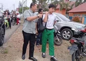Bupati Merangin H M Syukur Antar Anak ke Sekolah di Hari Pertama Tahun Ajaran Baru 