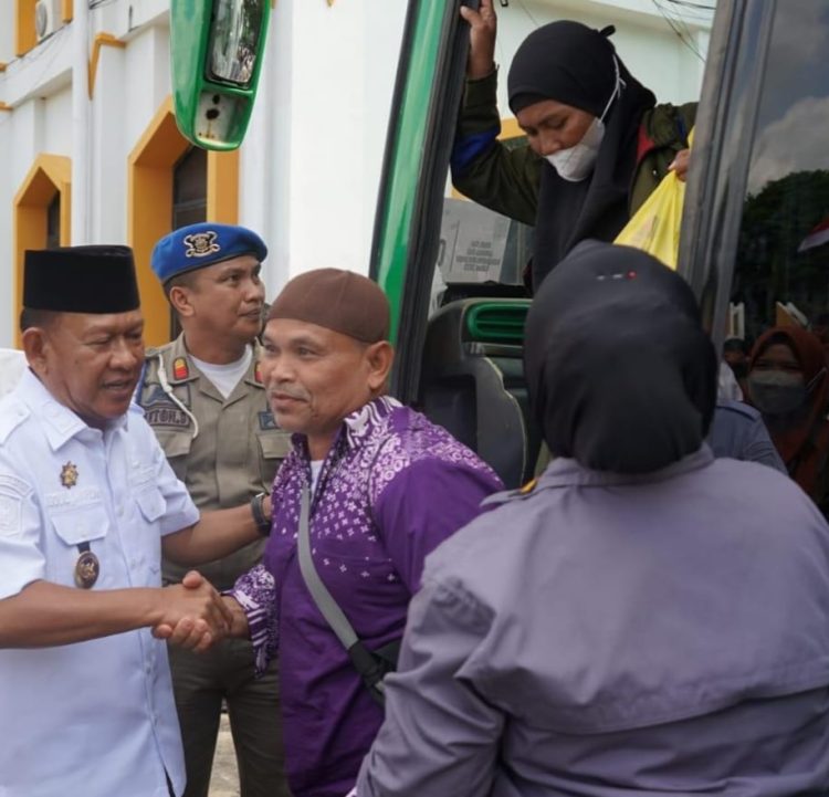 Kedatangan Jamaah Haji Kabupaten Merangin Kloter 18 disambut Wabup  Khafidh Moein 