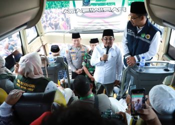 Bupati Anwar Sadat Sambut Haru Kepulangan Jamaah Haji Kloter 19 Tanjab Barat
