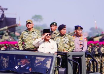 Panglima TNI Dampingi Presiden Prabowo Subianto Pada Upacara Gelar Pasukan Operasional dan Kehormatan Militer