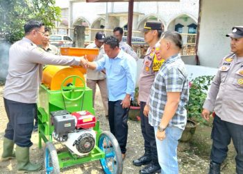 Kapolres Sarolangun Serahkan Bantuan Satu Unit Mesin Com Sheller Kepada Gapoktan 
