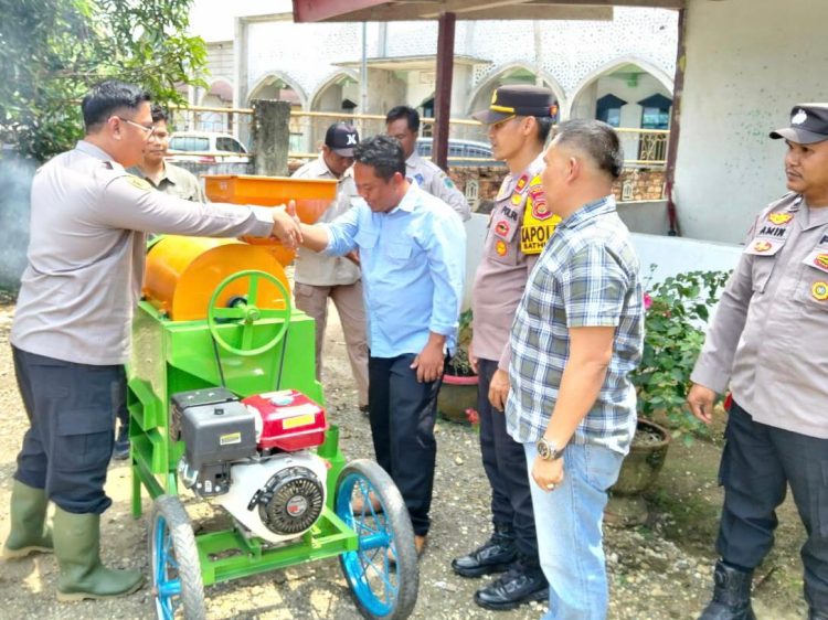 Kapolres Sarolangun Serahkan Bantuan Satu Unit Mesin Com Sheller Kepada Gapoktan 