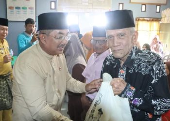 Bupati Tanjab Barat Serahkan 297 Paket Sembako di Kampung Nelayan dalam Rangka HUT RI ke-80 dan Hari Jadi ke-60 Kabupaten