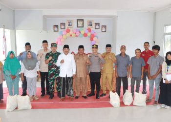 Bupati Anwar Sadat Serahkan Bantuan Sembako di Tiga Kecamatan, Wujudkan Kepedulian Pemerintah untuk Rakyat