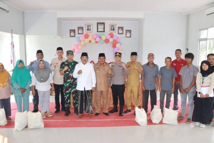 Bupati Anwar Sadat Serahkan Bantuan Sembako di Tiga Kecamatan, Wujudkan Kepedulian Pemerintah untuk Rakyat