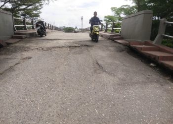 Jalan di Tanjakan dan Penurunan Jembatan Layang Merangin Rusak, Pengendara Bermotor Minta Segera diperbaiki