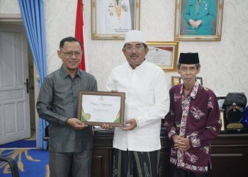 Bupati Tanjab Barat Terima Piagam Penghargaan Baznas Awards 2025