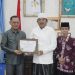 Bupati Tanjab Barat Terima Piagam Penghargaan Baznas Awards 2025