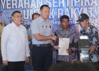 Bersama Menko IPK, Wamen ATR/BPN Ossy Serahkan Sertipikat Tanah Ulayat di Kerapatan Adat Nagari di Sumbar