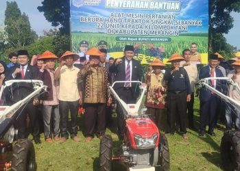 Bupati Merangin Serahkan 22 Unit Handtraktor ke Kelompok Tani
