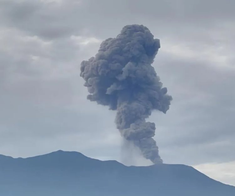 Gunung Marapi di Sumbar Erupsi, Keluarkan  Abu Vulkanik