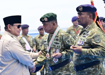 Panglima TNI Dampingi Presiden Prabowo pada Presidential Inspection HUT TNI ke-80 dan Pemberian Tanda Kehormatan