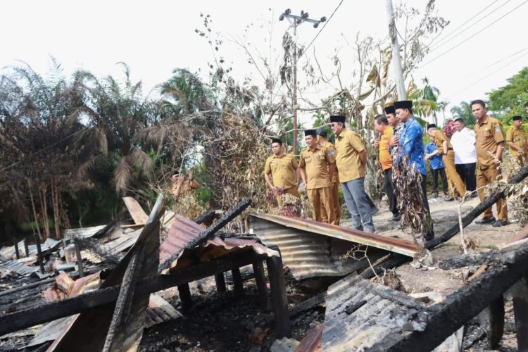 Bupati Anwar Sadat Tinjau Lokasi Kebakaran, Salurkan Bantuan untuk Warga Desa Jati Mas