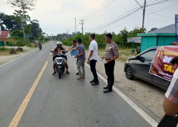Menjelang Berbuka, Personel Sat Reskrim Polres Sarolangun Turun ke Jalan Bagikan 60 Paket Takjil