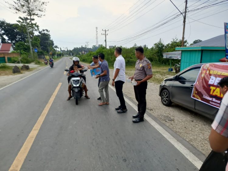 Menjelang Berbuka, Personel Sat Reskrim Polres Sarolangun Turun ke Jalan Bagikan 60 Paket Takjil