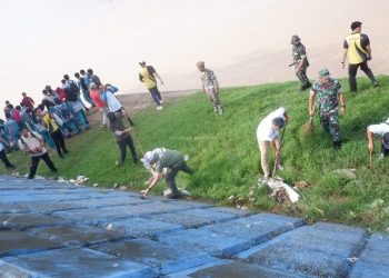 Wakil Bupati Muaro Jambi Pimpin Gotong Royong Pembersihan Pasar Sengeti dan DAS Batang Hari