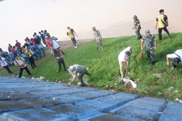 Wakil Bupati Muaro Jambi Pimpin Gotong Royong Pembersihan Pasar Sengeti dan DAS Batang Hari