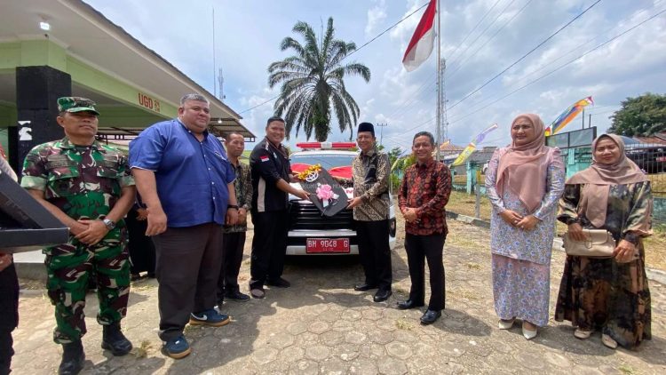 Bupati BBS Serahkan Langsung 1 Unit Mobil Ambulance kepada Puskesmas Tanjung