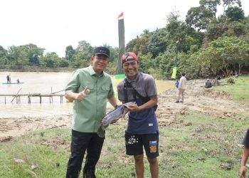 Bupati Muaro Jambi BBS Buka Kegiatan Tradisi Bekarang di Danau Gatal Lubuk Larangan