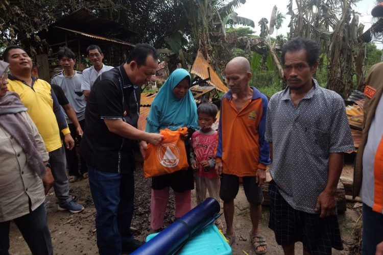 Bupati Muaro Jambi Serahkan Bantuan Kepada Korban Kebakaran di Desa Talang Kerinci