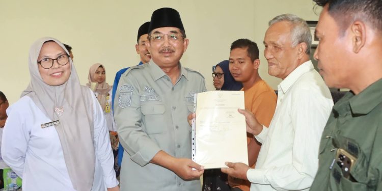 Bupati Anwar Sadat Serahkan 71 Sertifikat Tanah, Warga Teluk Nilau Kini Miliki Kepastian Hukum