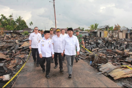 Pasca Kunjungan Menkes, Gubernur Jambi Dan Bupati Tanjab Barat Tinjau Lokasi Kebakaran Teluk Nilau
