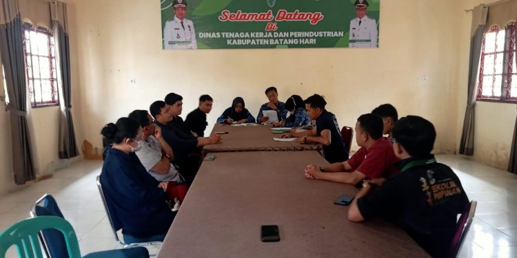 Pekerja PT JDR Wings Group Mengadu ke Disnaker Batanghari, Soal Gaji Dipotong hingga Minus